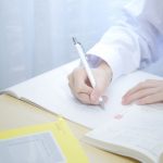 教科書とノートを開いて勉強中