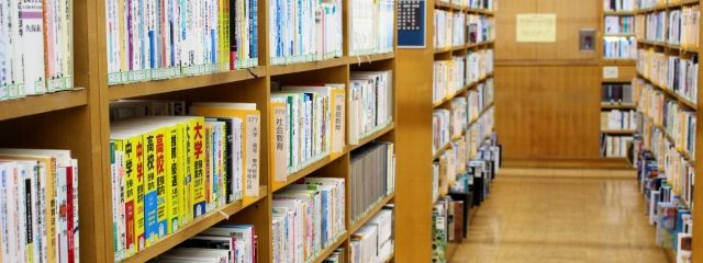 学習書籍が並ぶ本棚