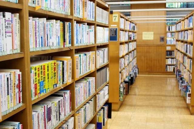 学習書籍が並ぶ本棚