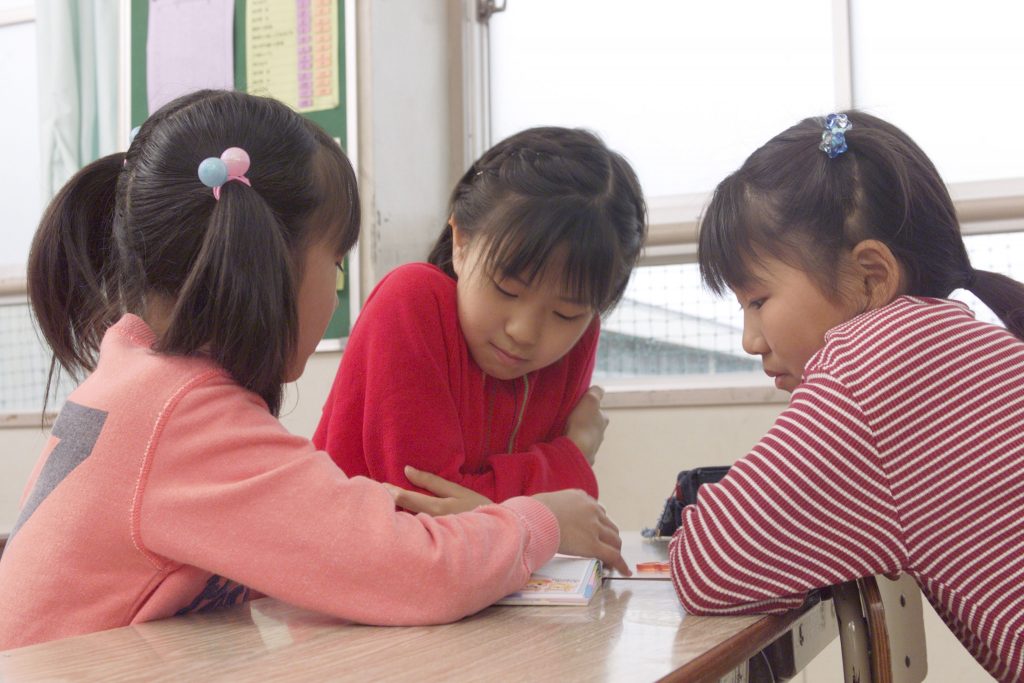 相談し合う小学生女子