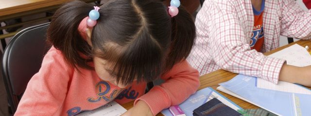 勉強中の小学生女子たち