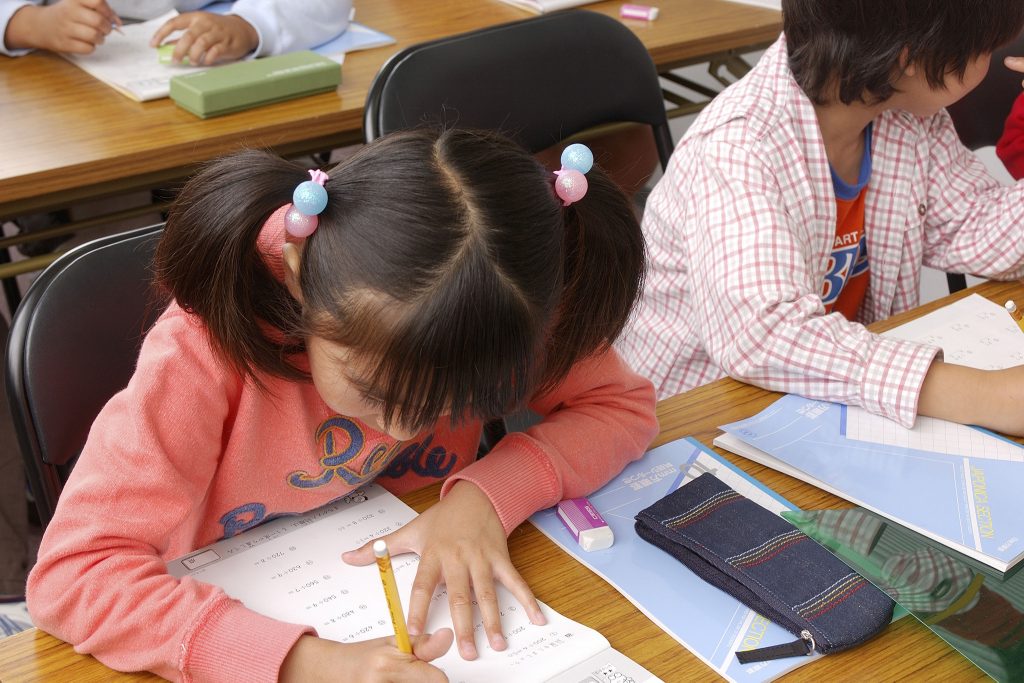 勉強中の小学生女子たち