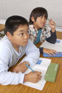 勉強する子供たち