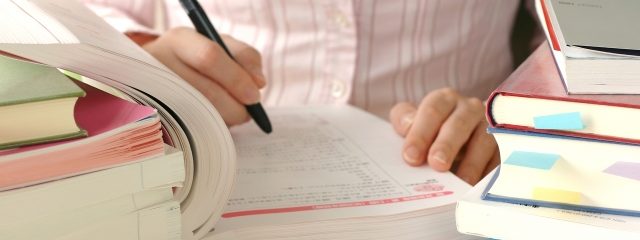 積まれた書籍の中で勉強