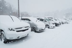 雪の積もった車