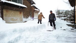 雪掻きする人